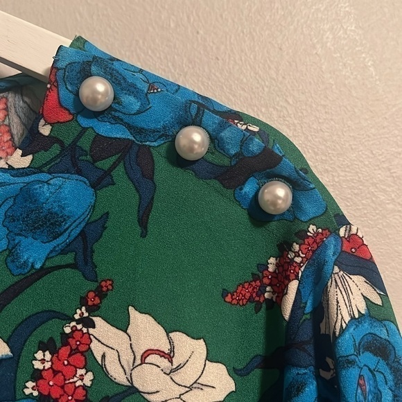 ⚡️ZARA Floral Flowing Blouse with Pearl Buttons bell sleeves SZ M (343) - Picture 7 of 8